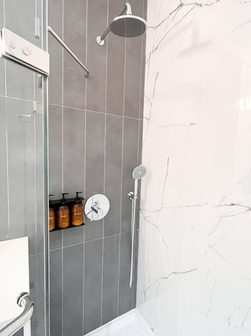 New Beautiful Modern One Bedroom Apt In Brooklyn At Rem-Casa นิวยอร์ก ภายนอก รูปภาพ