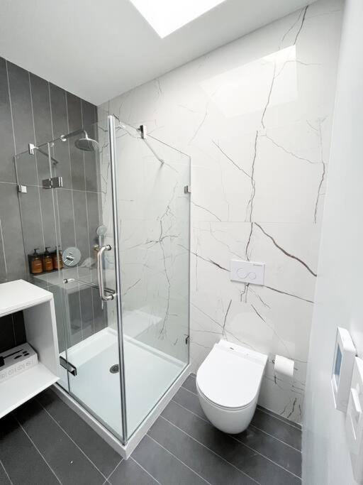 New Beautiful Modern One Bedroom Apt In Brooklyn At Rem-Casa นิวยอร์ก ภายนอก รูปภาพ
